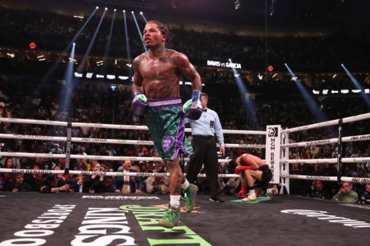 Bizarre Decision in 'Tank' Davis-Lamont Roach Fight Turns Heads as