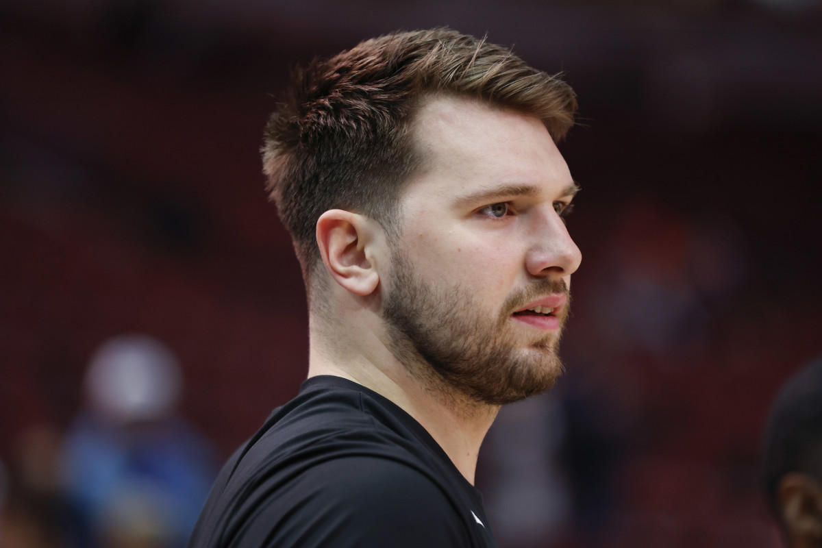 Dallas Mavericks forward Luka Doncic (77)