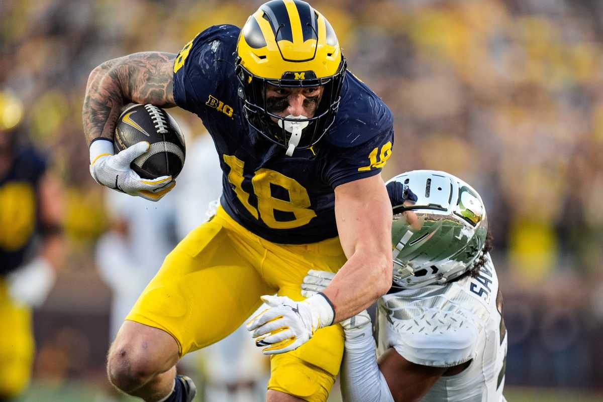 KANSAS CITY CHIEFS: Michigan tight end Colston Loveland (18) makes a catch against Oregon defensive back Kobe Savage (5) during the second half at Michigan Stadium in Ann Arbor on Saturday, Nov. 2, 2024.