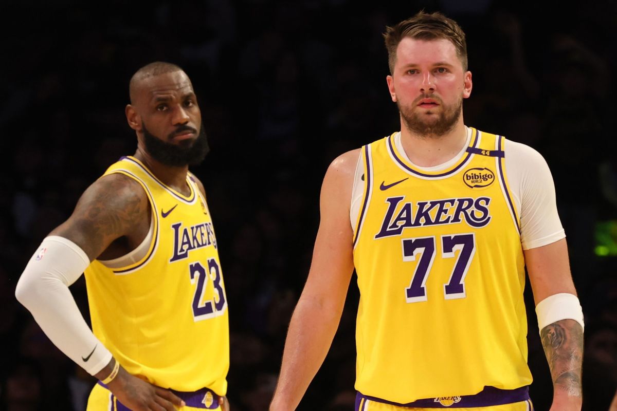Lakers Interested in Acquiring Suns' $15 Million Center in Offseason Trade: Report - Athlon Sports