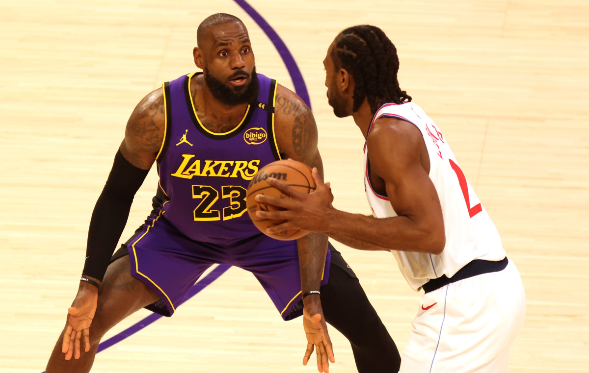 Los Angeles Lakers forward LeBron James (23) defends LA Clippers forward Kawhi Leonard (2).