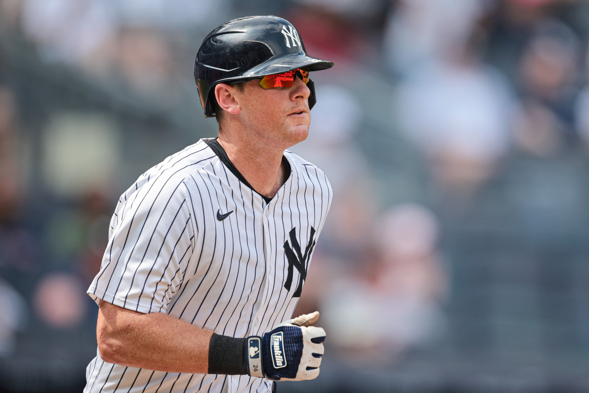DJ LeMahieu Resumes Rehab With A Twist  Amid Infield Injuries - Athlon Sports