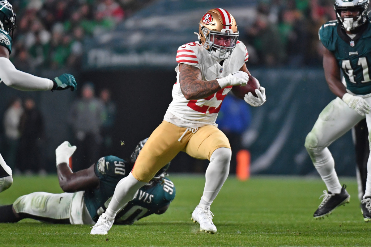 Cựu cầu thủ chạy cánh của San Francisco 49ers Elijah Mitchell