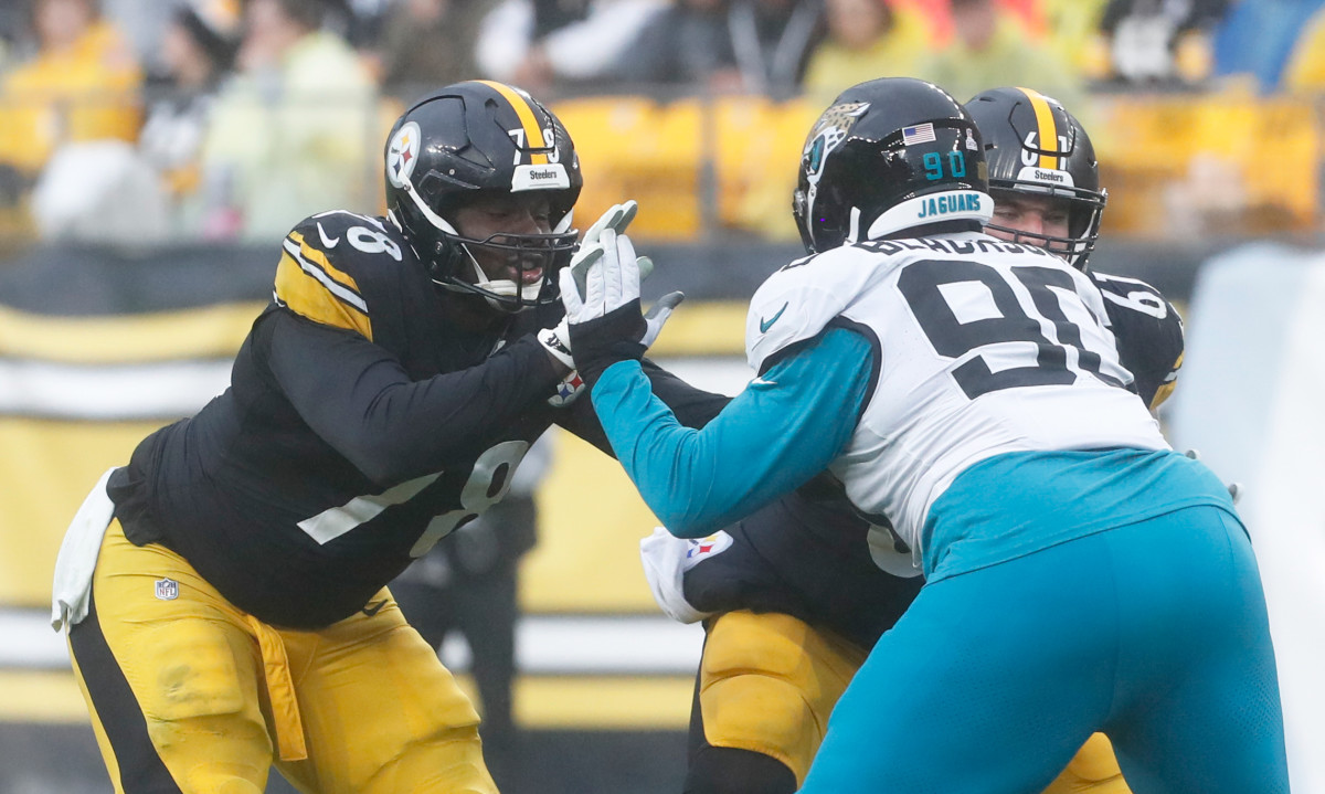 Pittsburgh Steelers guard James Daniels (78) blocks at the line of scrimmage against Jacksonville Jaguars defensive end Angelo Blackson (90).