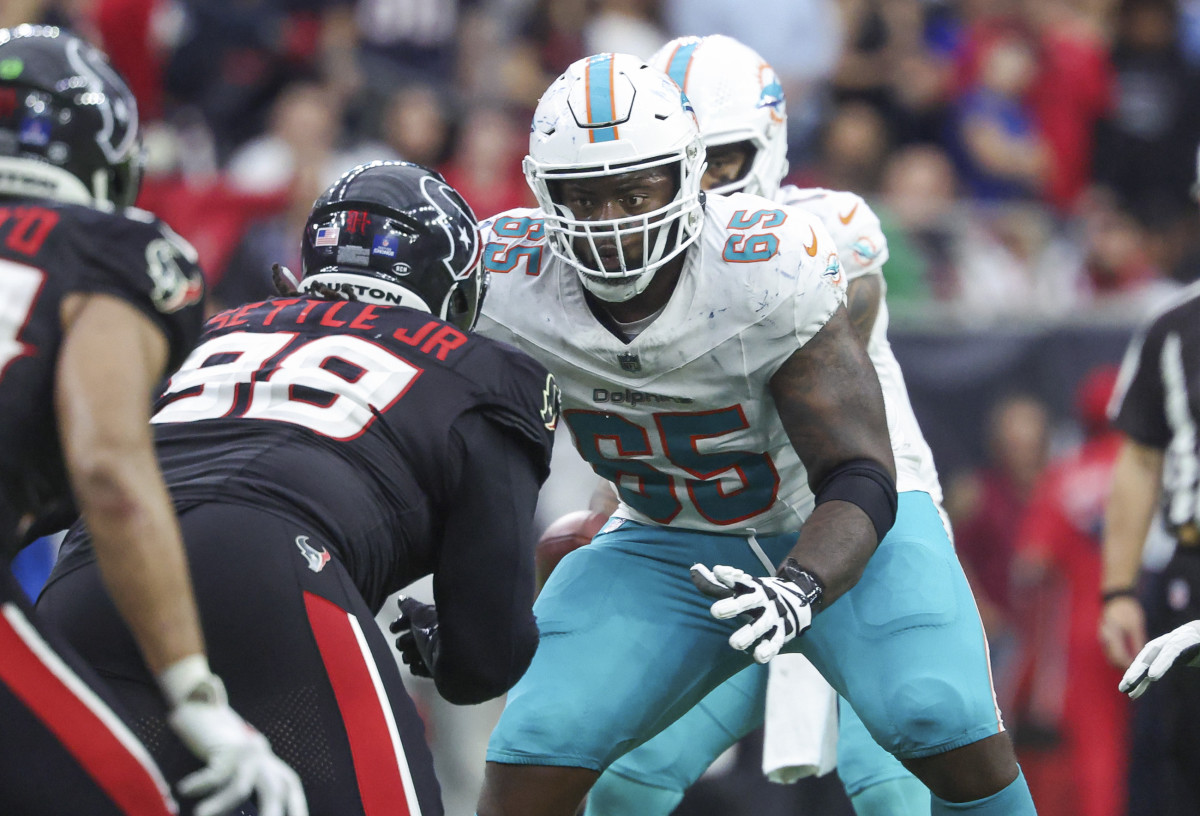 Former Dolphins Starter Agrees to Terms With Cowboys - Athlon Sports