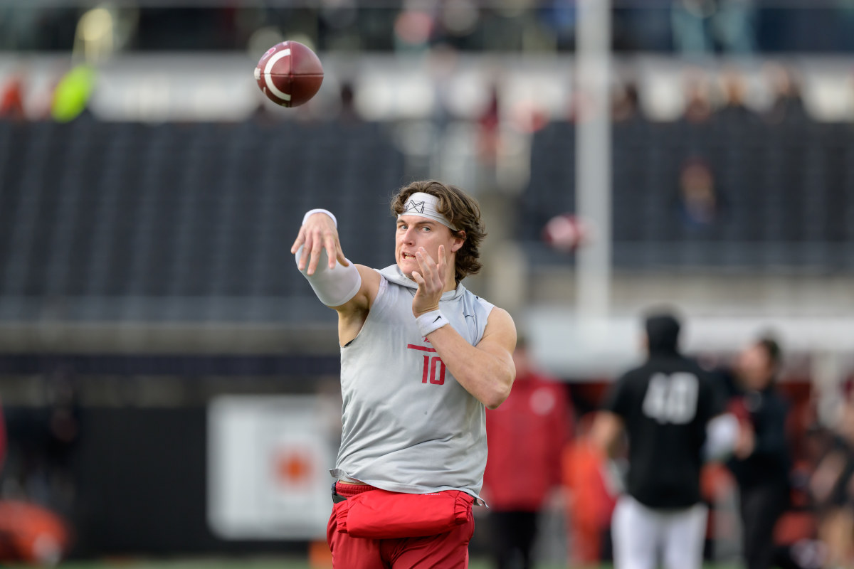 Oklahoma Sooners quarterback John Mateer (10)