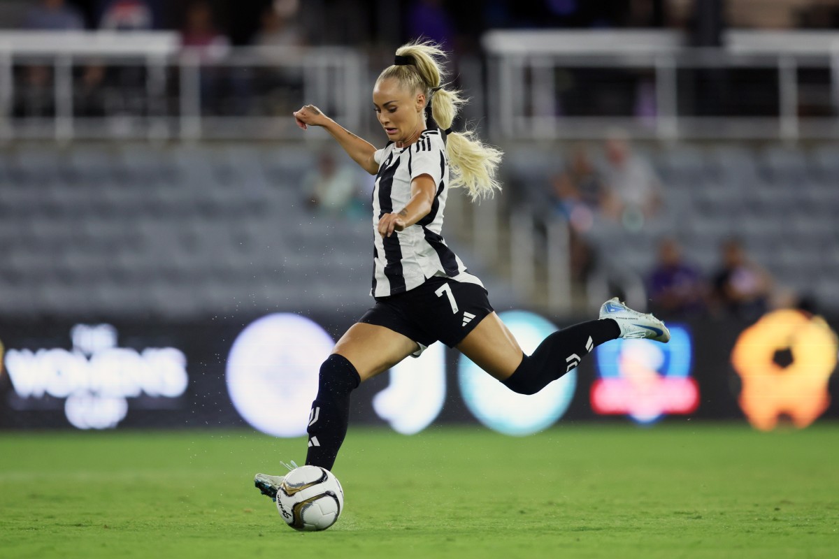 Juventus FC defender Alisha Lehmann (7) controls the ball against Palmeiras in the second half.