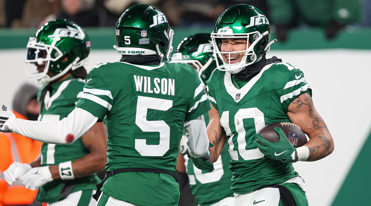 New York Jets Biggest Justin Fields Problem Exposed as Perfectly Clear -  Athlon Sports