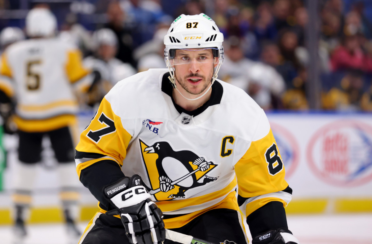 Pittsburgh Penguins center Sidney Crosby (87) looks for the puck.