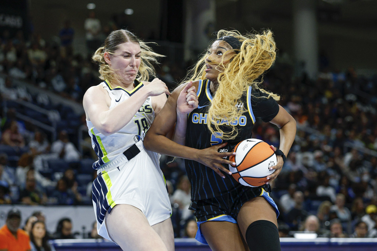 Chicago Sky forward Angel Reese (5).