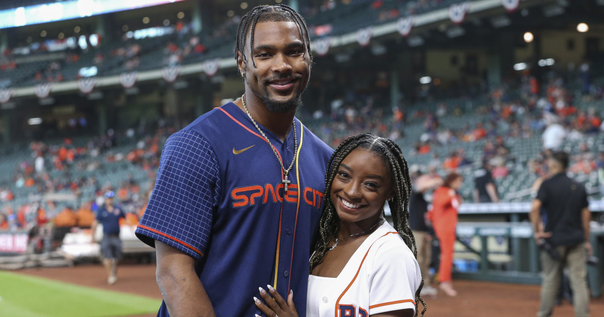 Simone Biles' One-Word Reaction to Husband Jonathan Owens’ Appearance - Athlon Sports
