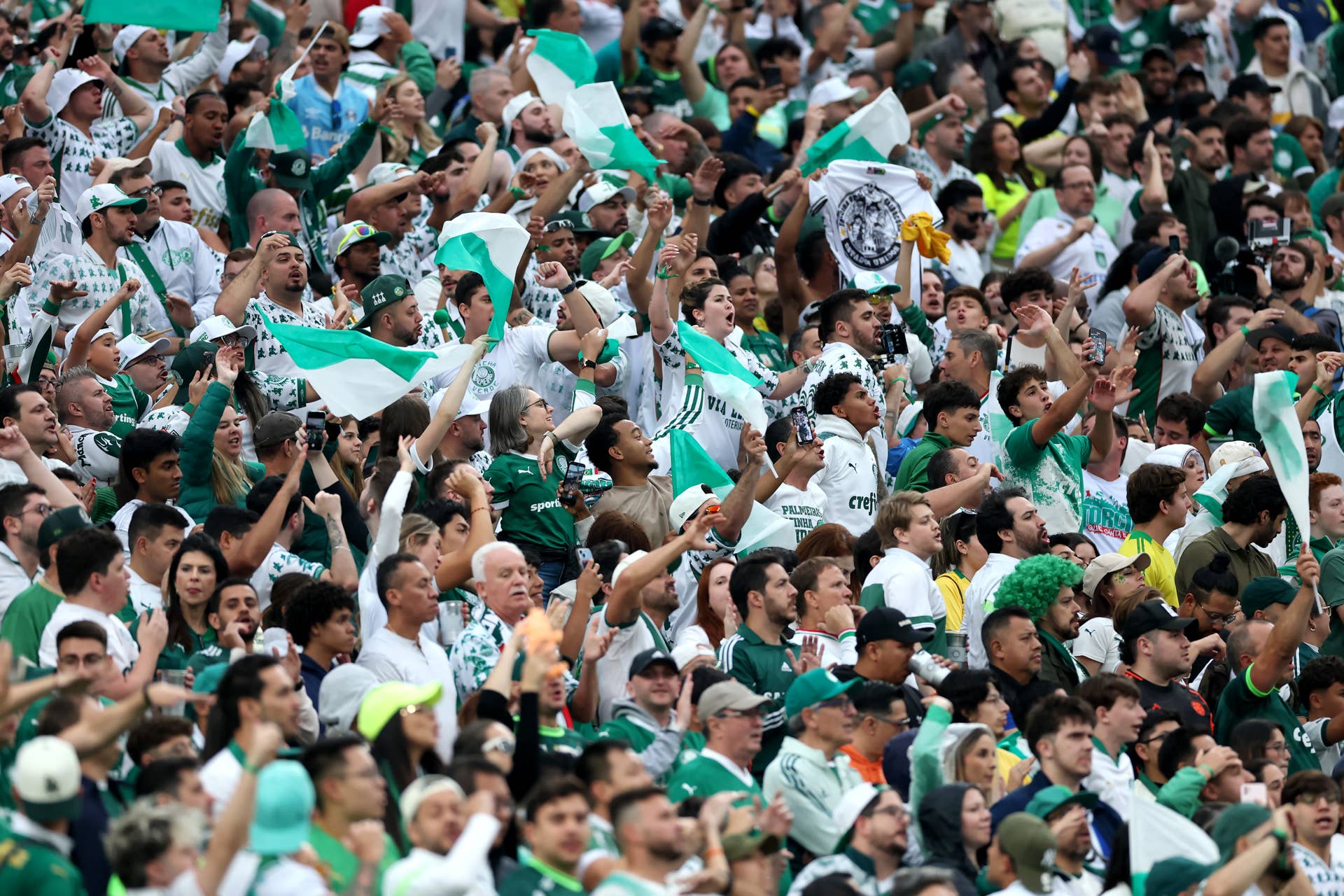 palmeiras-fans-brought-the-heat-in-the-first-round-of-club-world-cup
