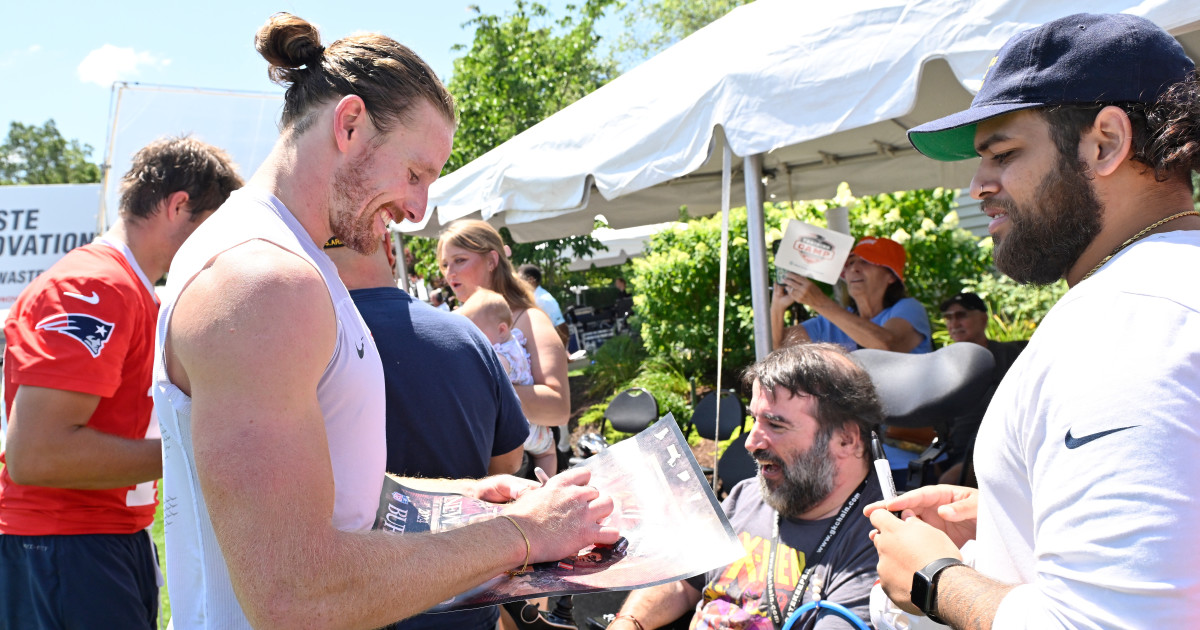 Patriots' Brenden Schooler, Mack Hollins Share Special Moments With Special Olympics Athletes at Training Camp - Athlon Sports