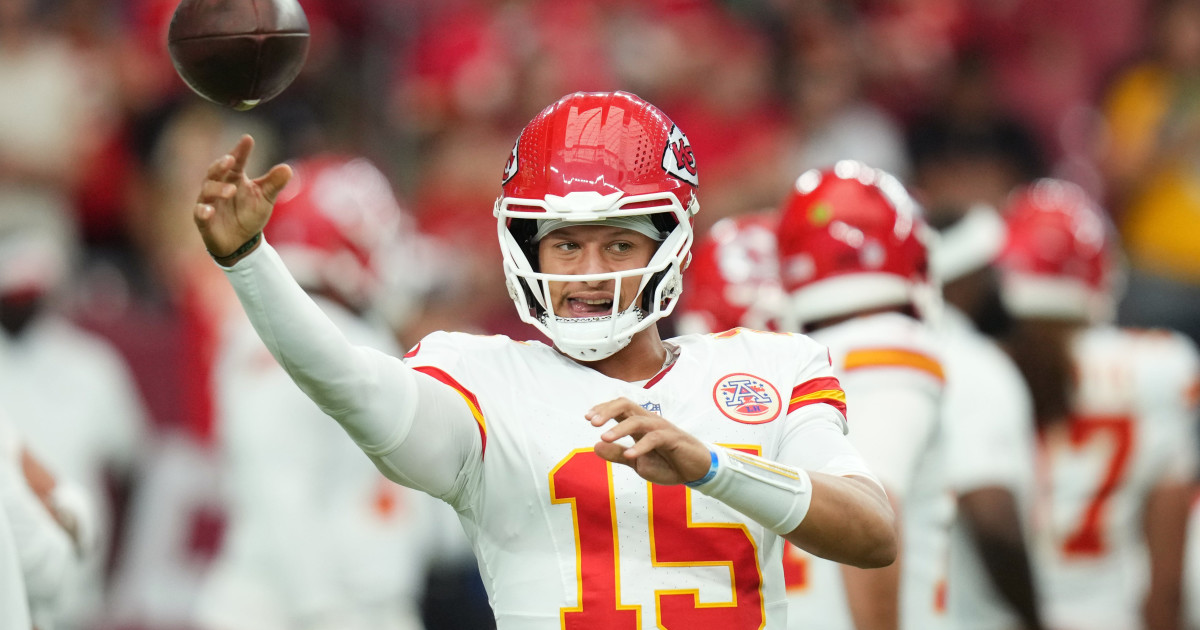 Patrick Mahomes Goes ‘One And Done’ in Chiefs’ 20-17 Loss in Preseason Opener vs. Cardinals - Athlon Sports