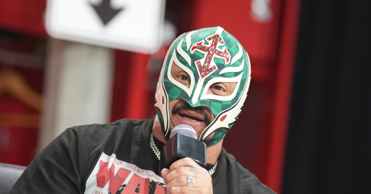 Rey Mysterio Posts Rare Unmasked Picture, Calls Out Current WWE Superstar - Athlon Sports