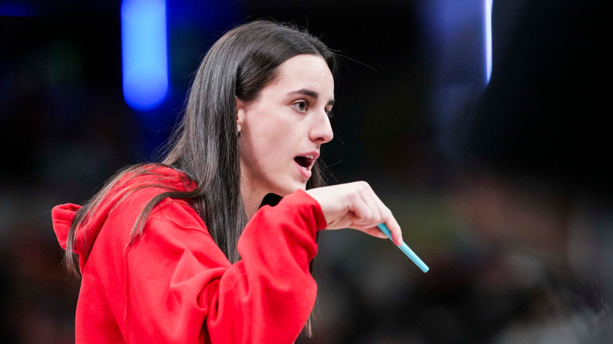 Caitlin Clark Issues Apology To WNBA Fan After Pregame Accident - Athlon  Sports