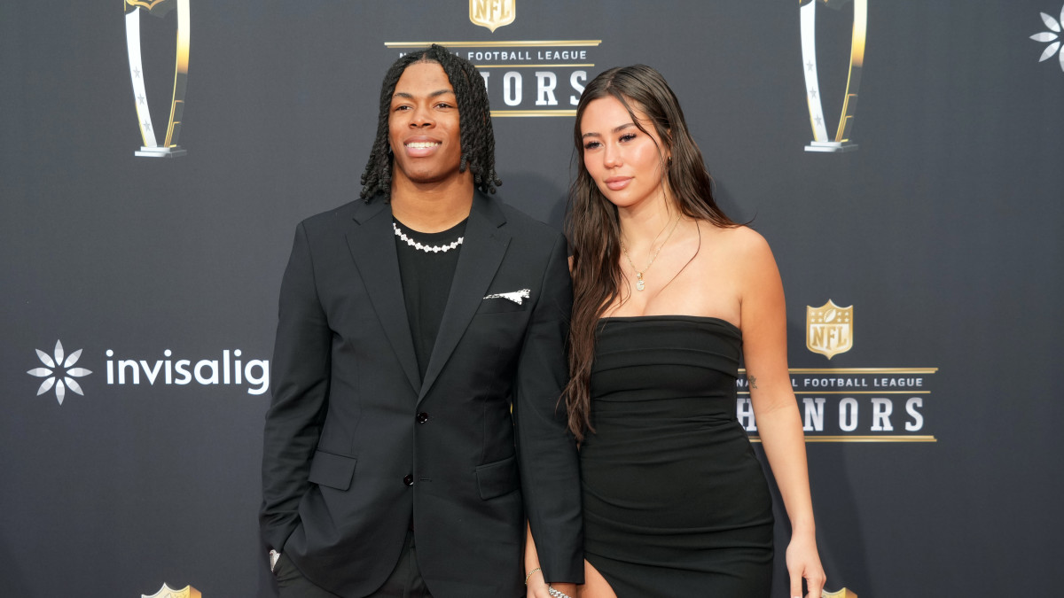 Jahmyr Gibbs' Girlfriend Shows Off Outfit for Lions-Texans With  Eye-Catching Detail - Athlon Sports