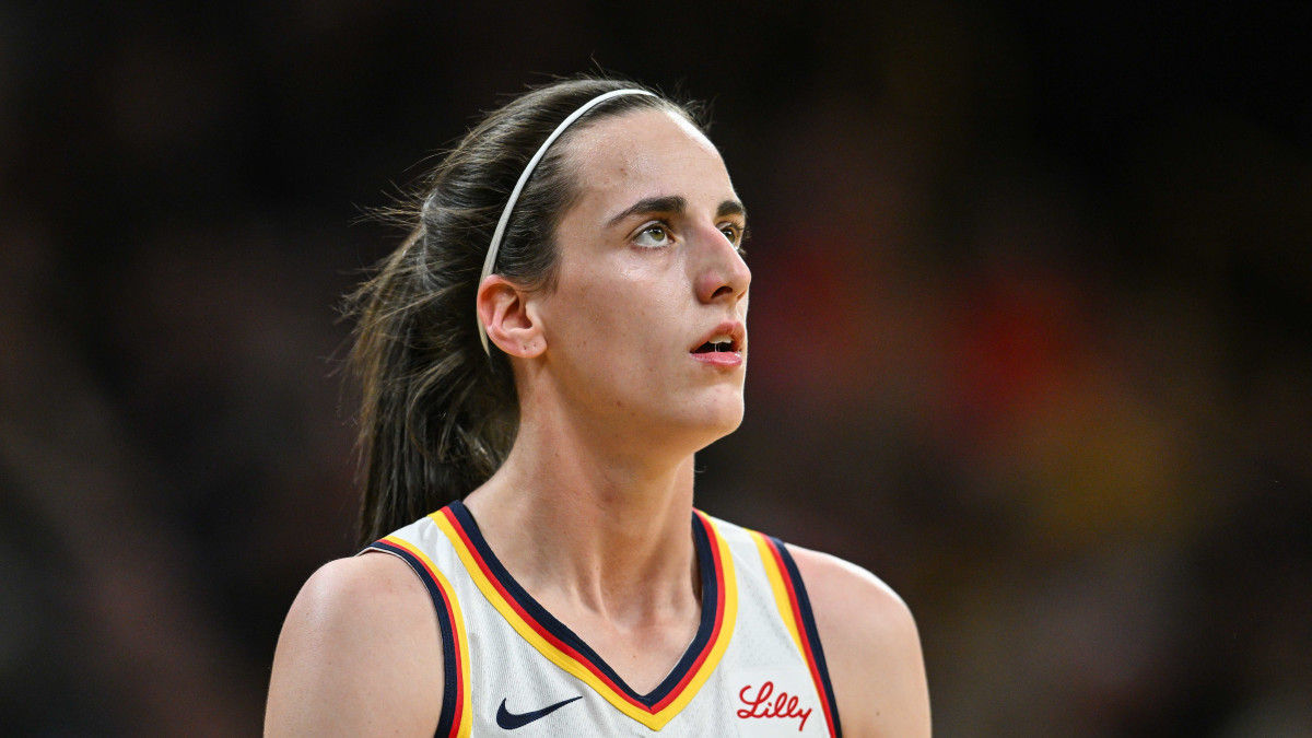 Caitlin Clark Leaves Comment for Former Coach After Sharing New Development  - Athlon Sports