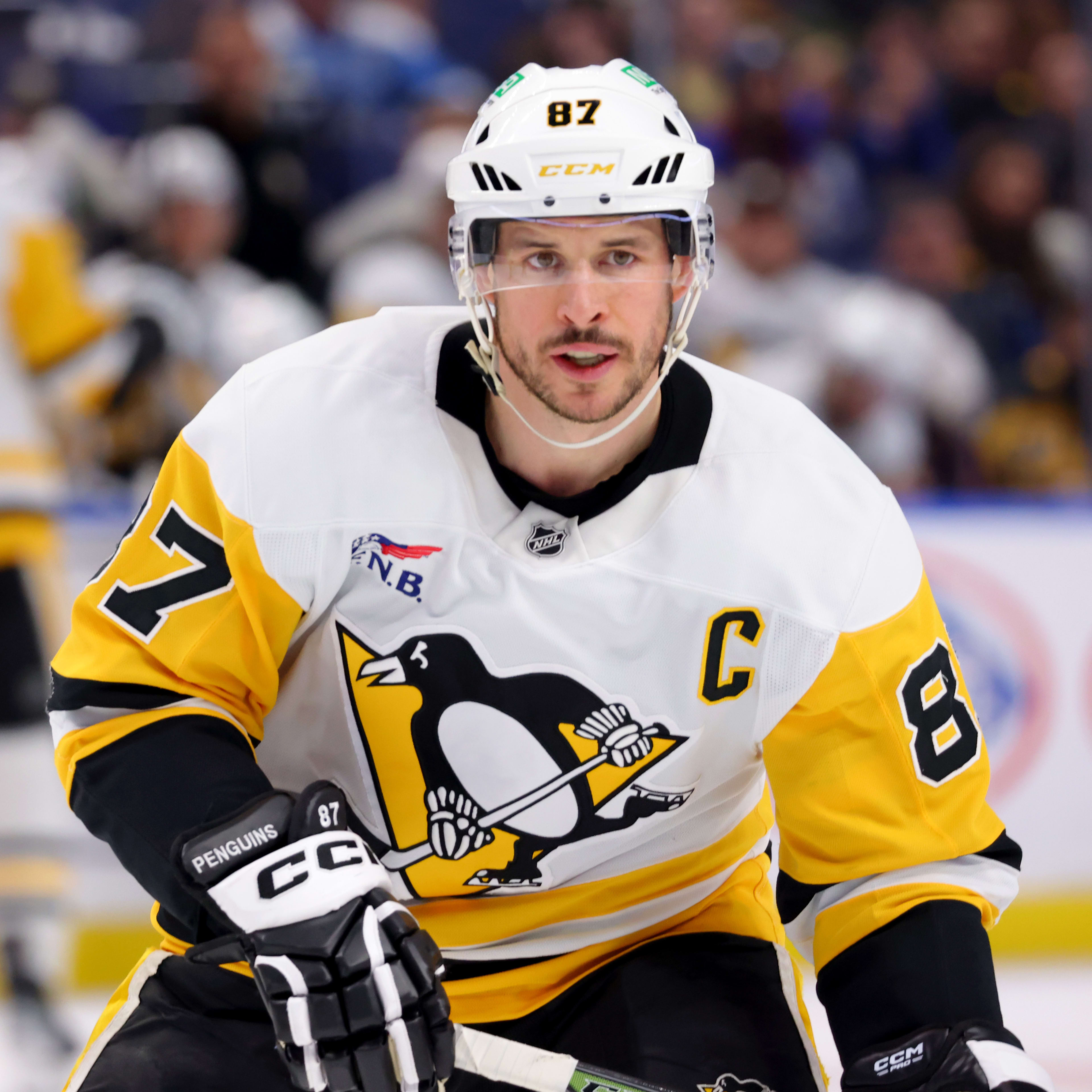 Pittsburgh Penguins center Sidney Crosby (87) looks for the puck.