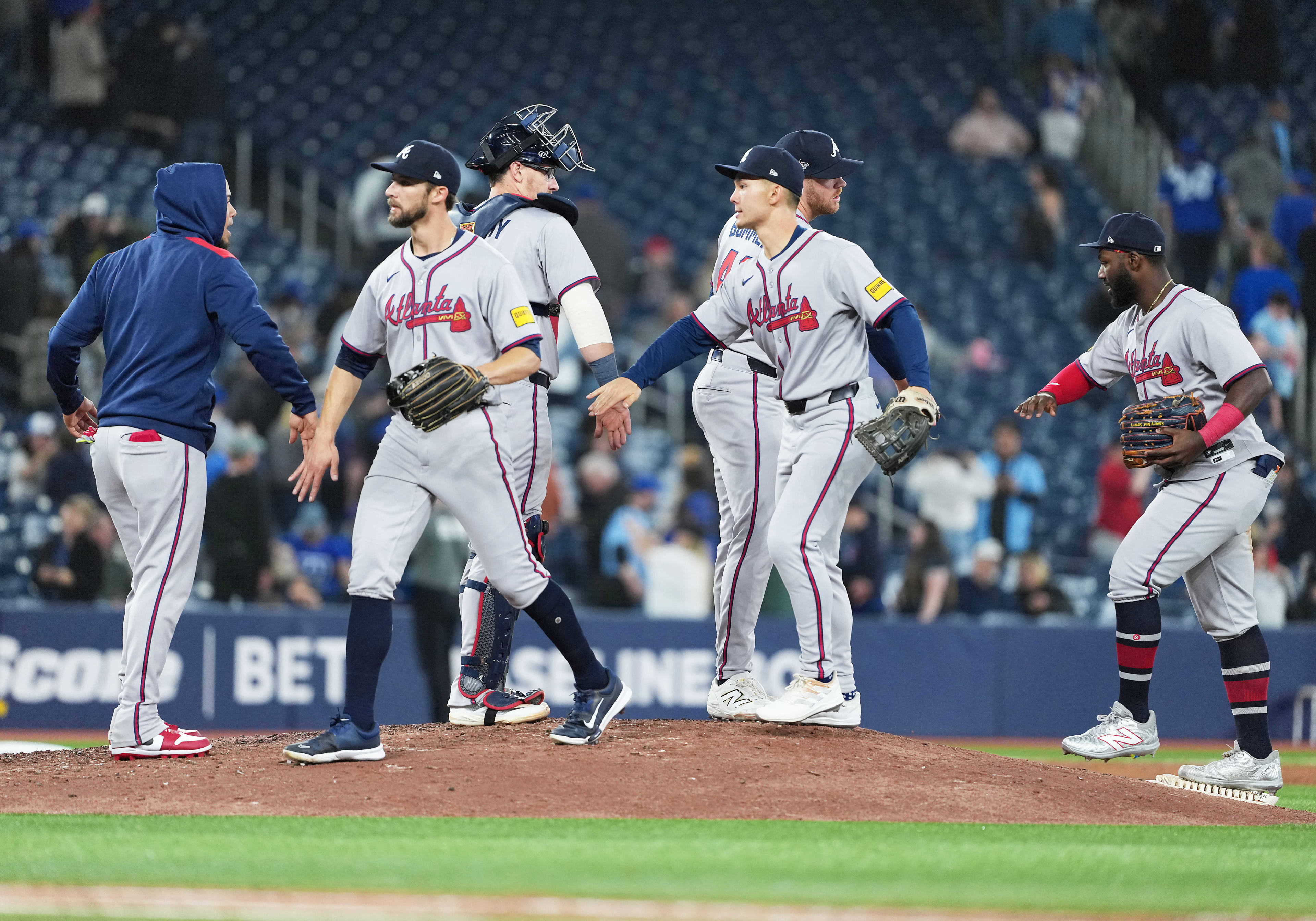 Video Of Braves Reporter Asking Fan For Her Number Is Going Viral - Athlon  Sports