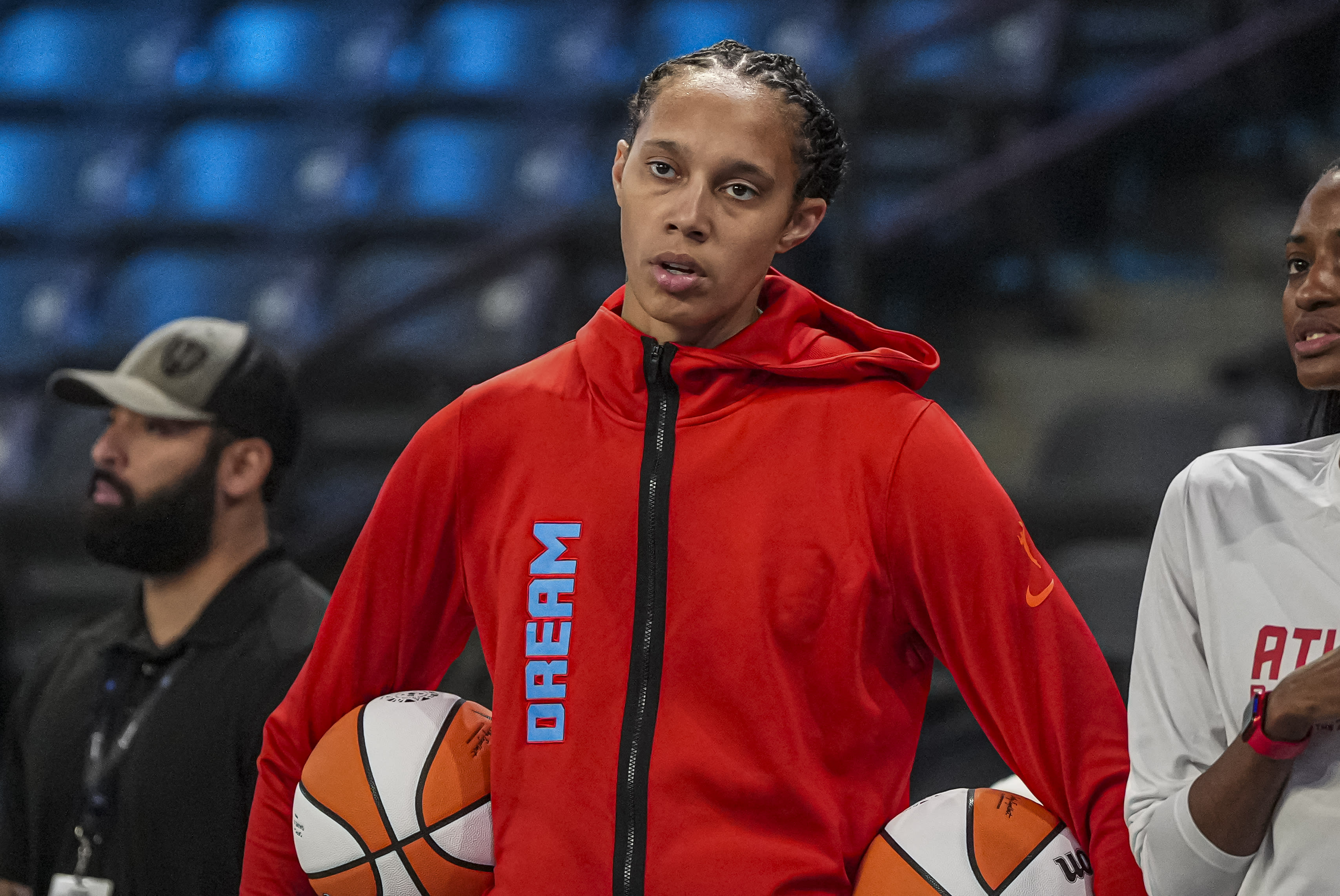 Brittney Griner Leaves Game Within Minutes Against Caitlin Clark - Athlon  Sports