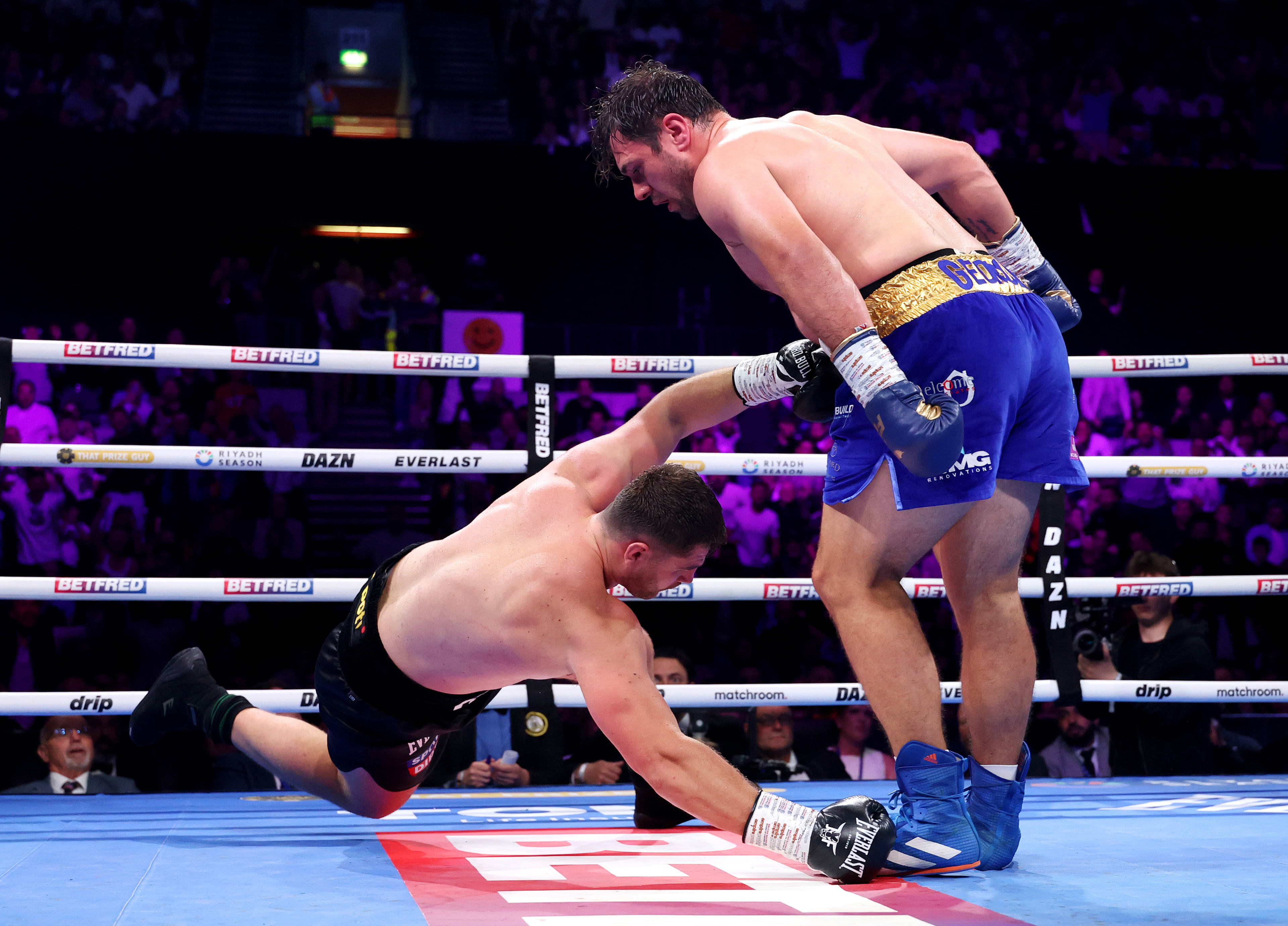 Dave Allen Humbles Johnny Fisher, Giving Him A Devastating Knockout Defeat  - Athlon Sports, image size:3840x2760