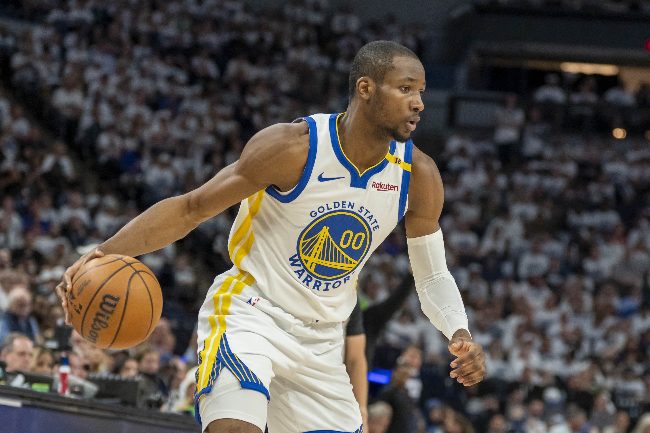 Golden State Warriors forward Jonathan Kuminga (00)