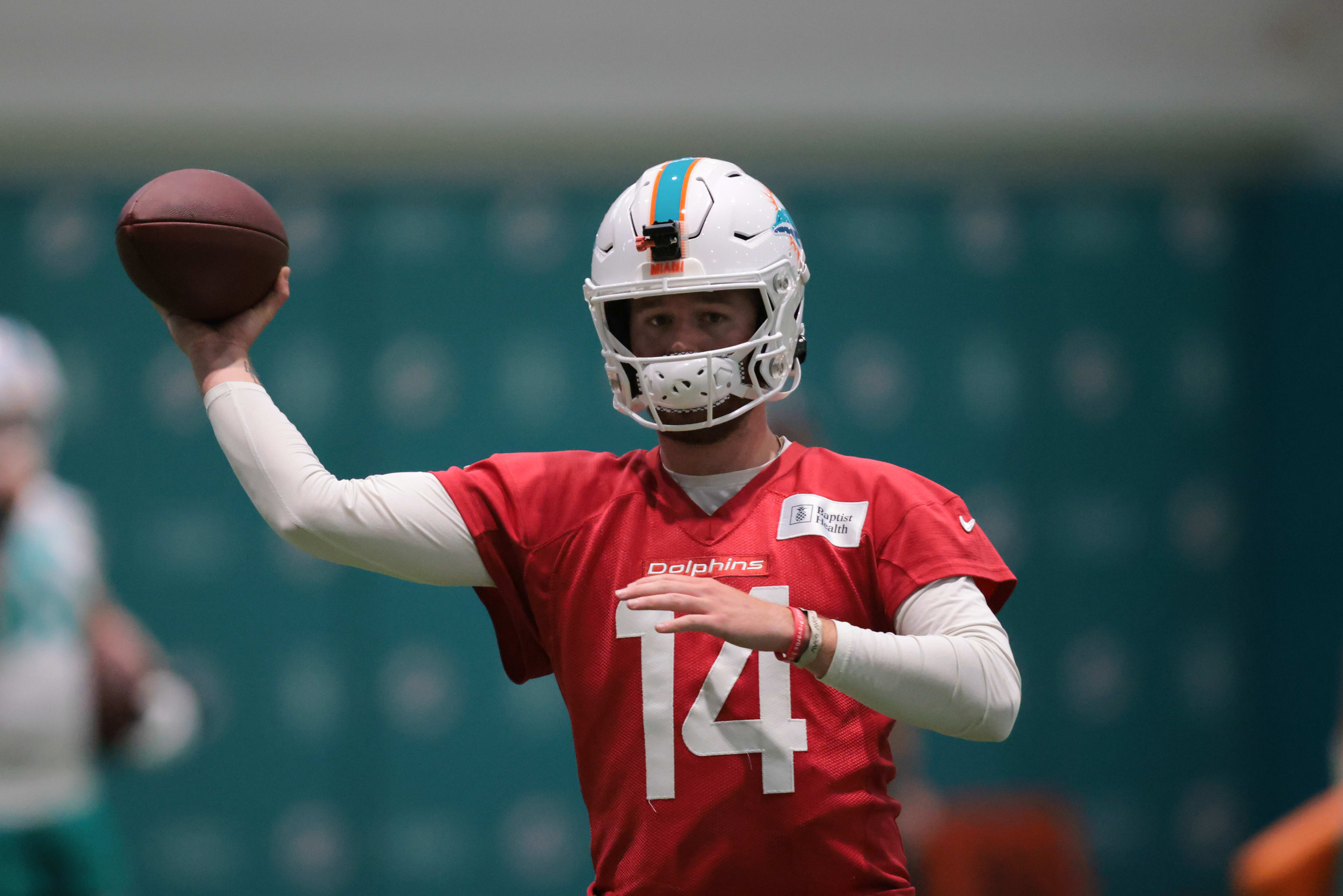 UPDATE: Dolphins confront hard choice at quarterback after Quinn Ewers turns heads with standout camp performance.-tuan123