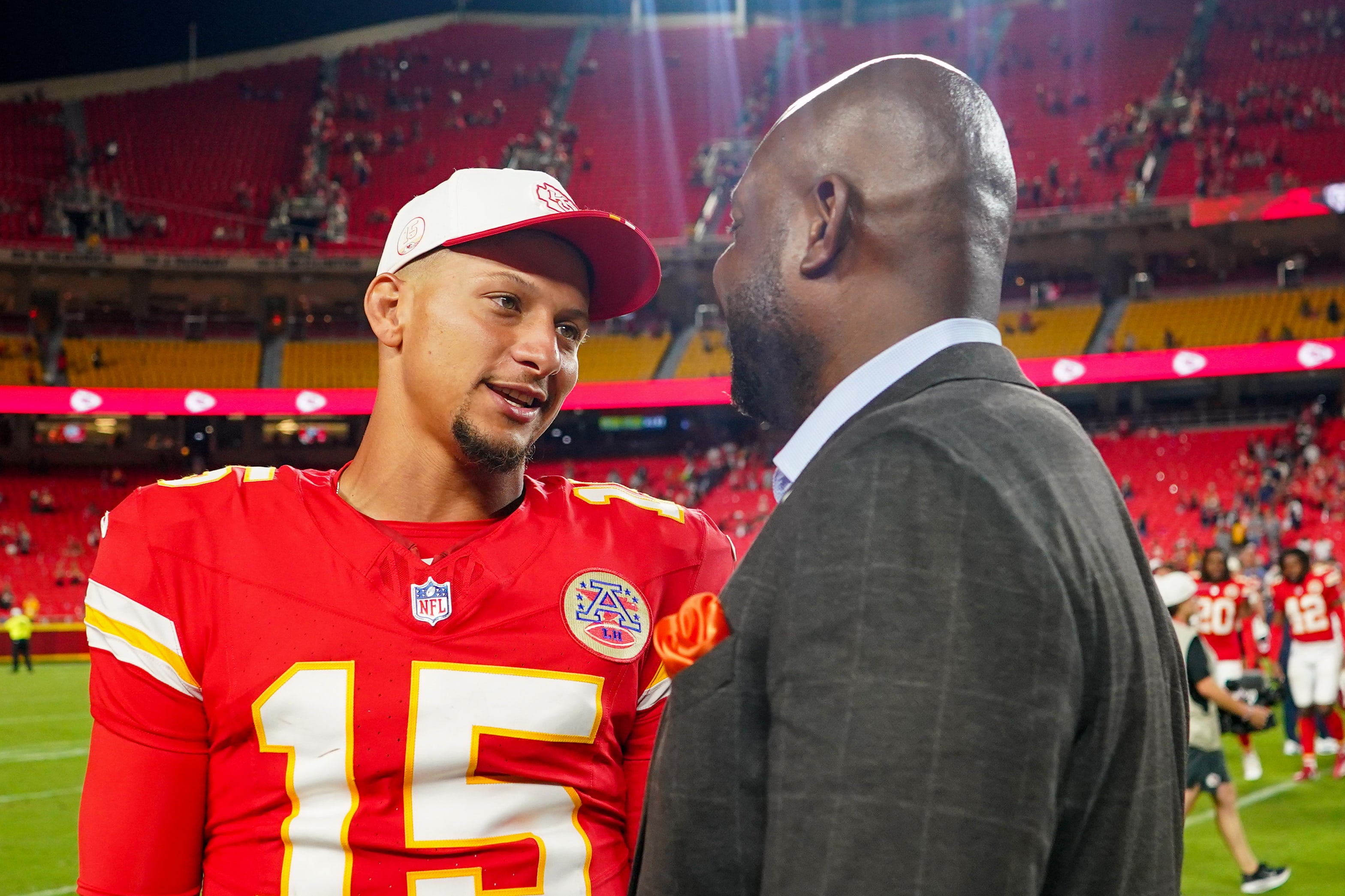 🔥 BREAKING NEWS FROM THE NFL! The Kansas City Chiefs are in shock as Patrick Mahomes, the superstar quarterback considered one of the most complete players in the league, has stunned everyone by turning down a massive $450 million contract offered by the Dallas Cowboys. While the entire football world thought money would be the deciding factor, Mahomes shocked everyone by choosing loyalty, legacy, and the red of Chiefs Kingdom over multi-million-dollar figures. Not only did he reject the offer, but he also committed his long-term future to the Chiefs, leaving behind a message that sent shockwaves throughout the entire NFL.-disss