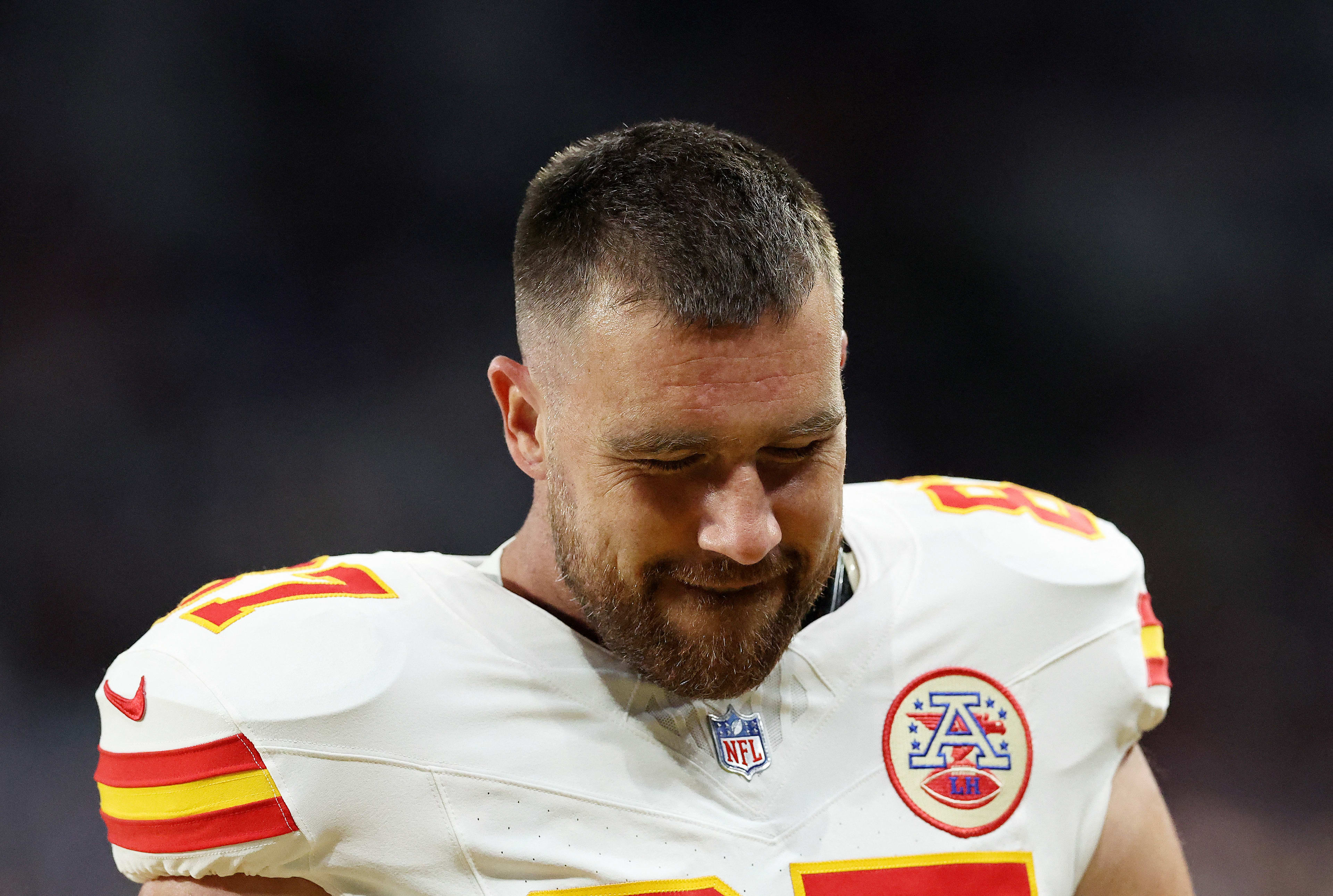 Tiền vệ biên Travis Kelce (87) của Kansas City Chiefs trước trận đấu với Los Angeles Chargers.