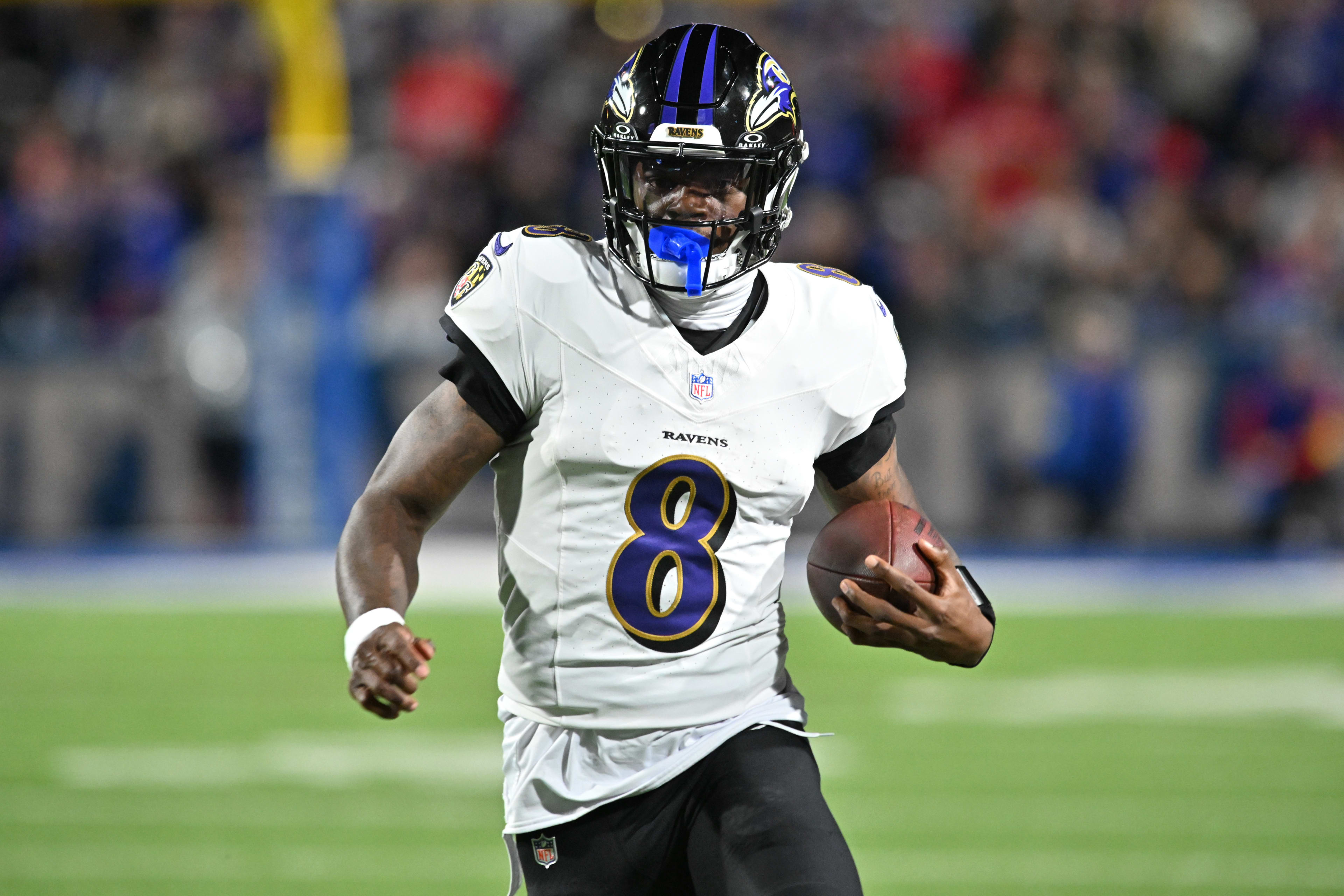 Baltimore Ravens quarterback Lamar Jackson (8).