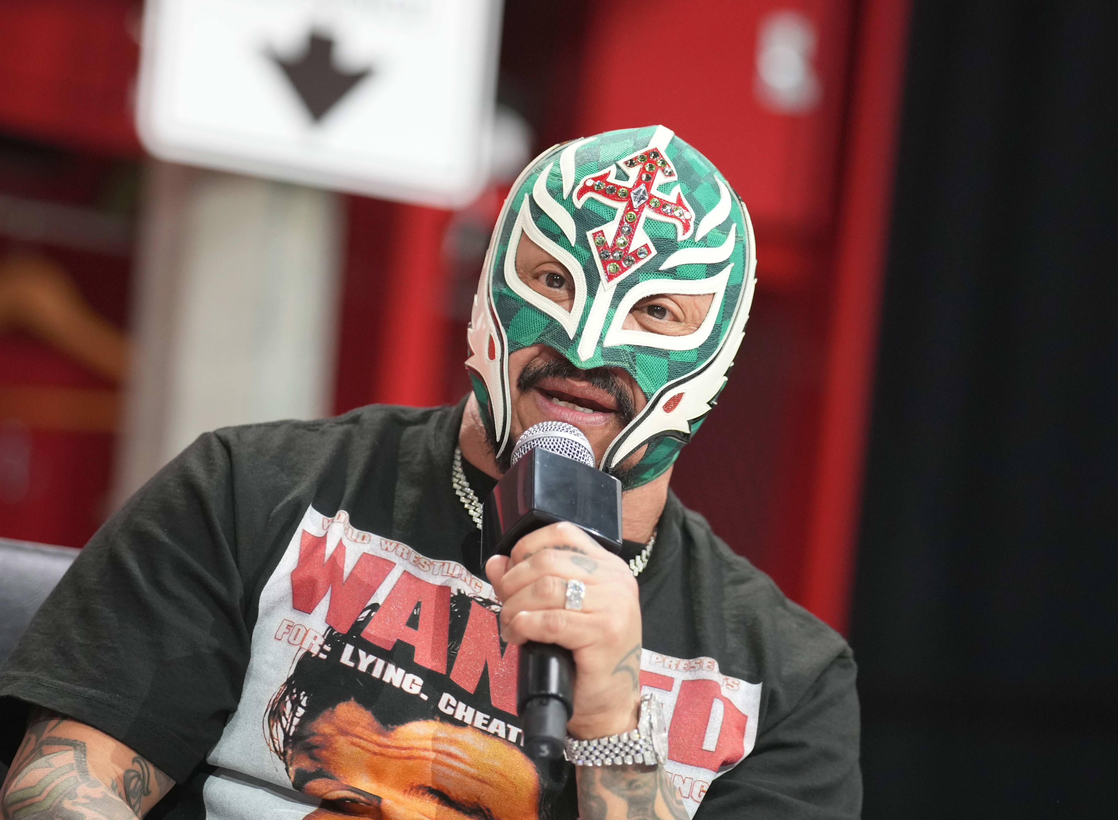 Rey Mysterio Posts Rare Unmasked Picture, Calls Out Current WWE Superstar -  Athlon Sports, image size:3840x2815