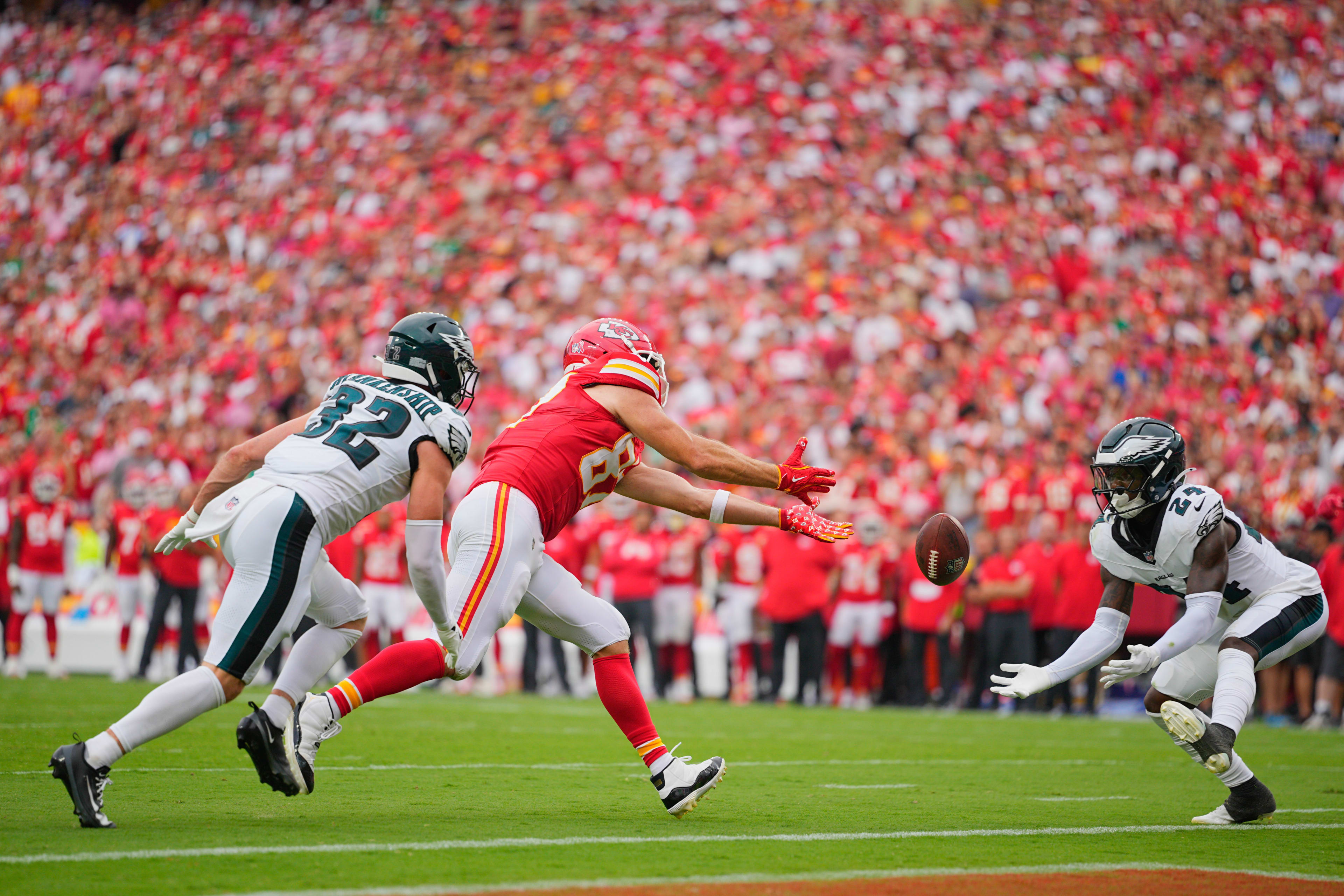 Travis Kelce drops a pass from Patrick Mahomes against the Eagles
