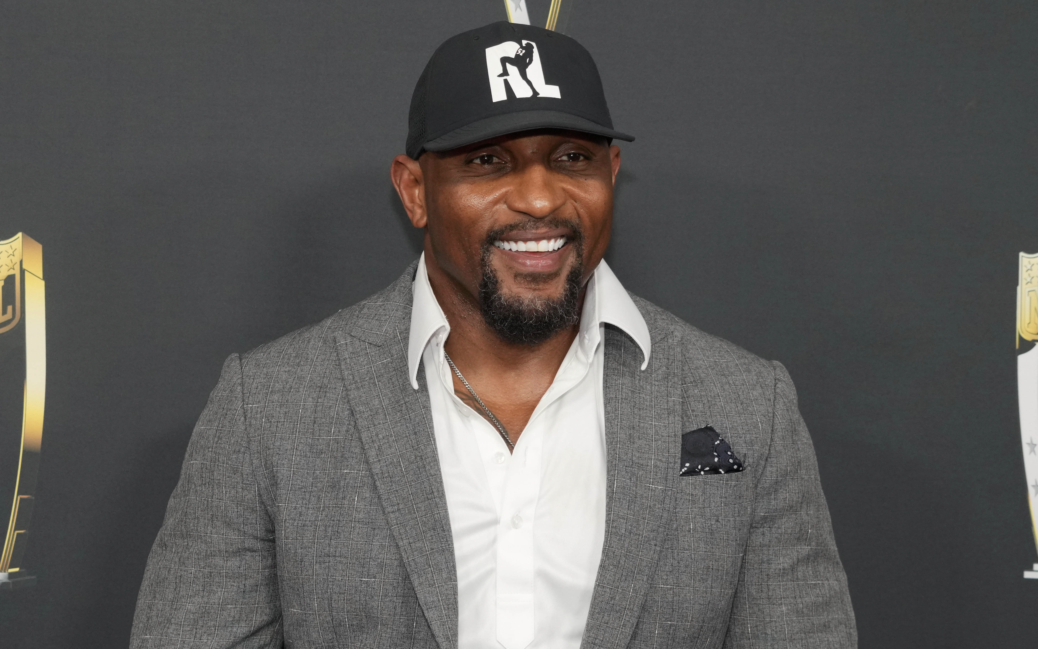 BREAKING: Baltimore Ravens legend Ray Lewis has signed a $13.5 million deal with Netflix for a 7-episode series about his journey with the Baltimore Ravens. What’s coming is more than just a documentary: it’s a full-on tribute to Baltimore Ravens legend Ray Lewis, an icon of the football team!.D