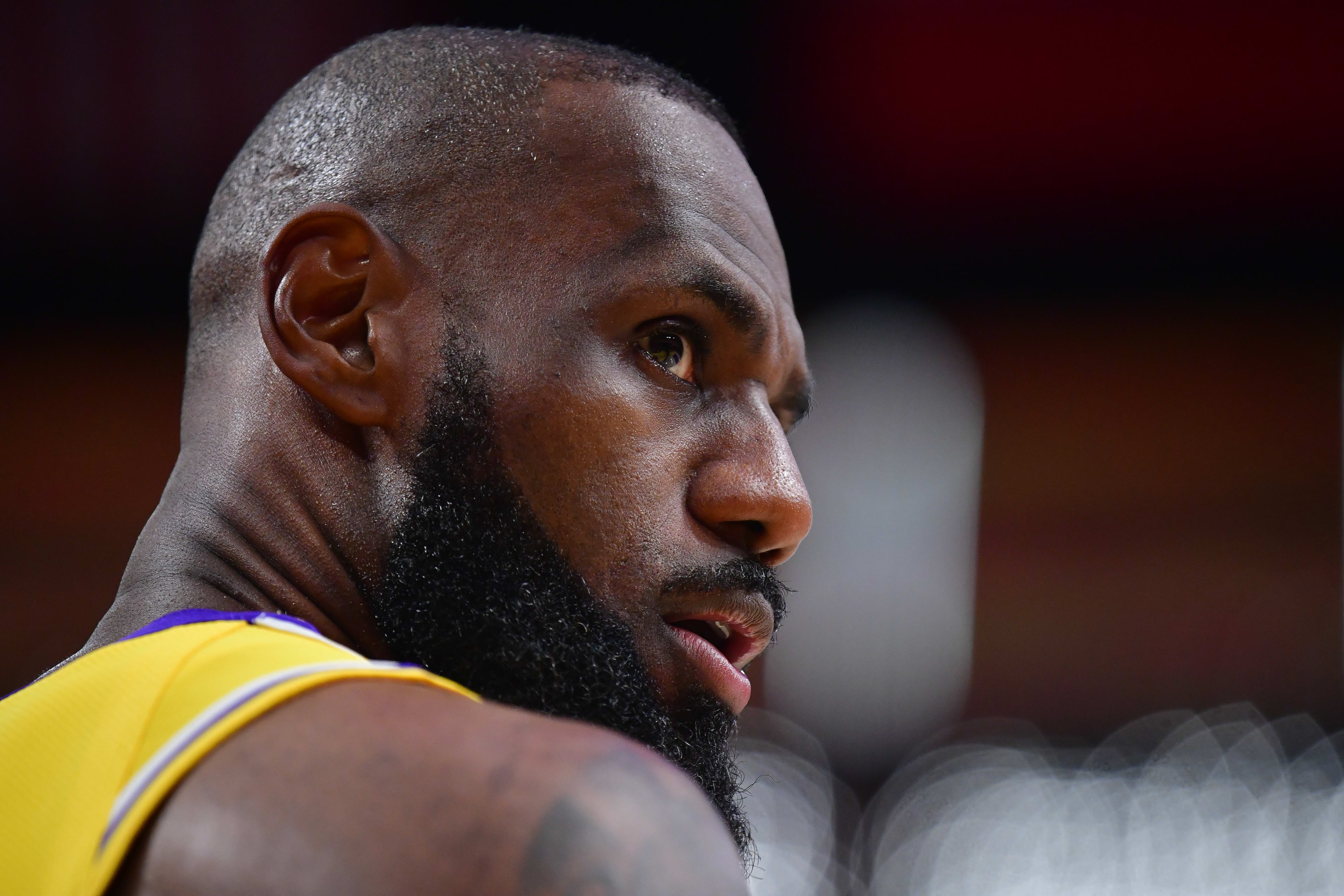 Los Angeles Lakers forward LeBron James (23) 
