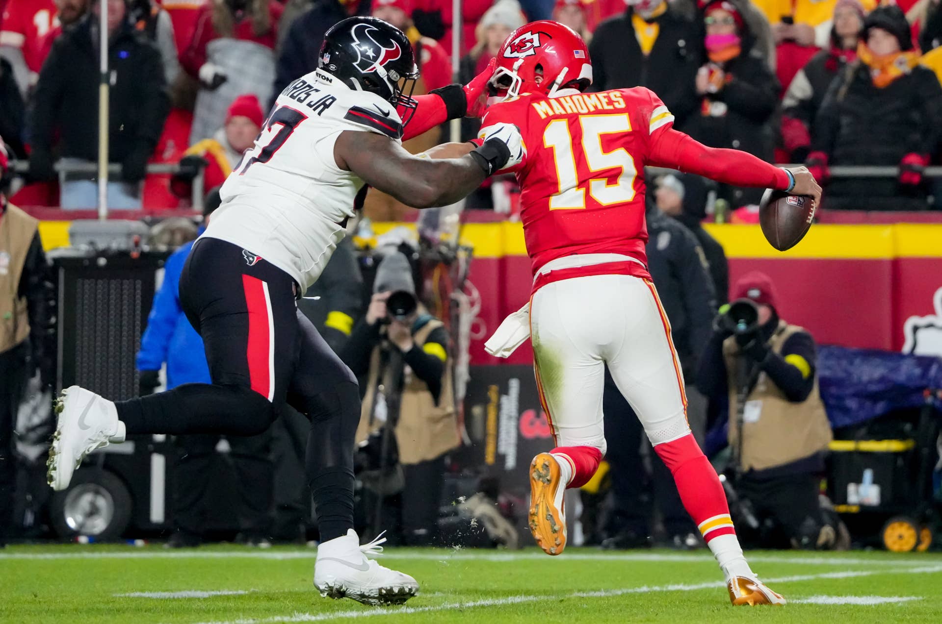 Patrick Mahomes sendo perseguido pela defesa dos Texans (Foto: Denny Medley-Imagn Images)