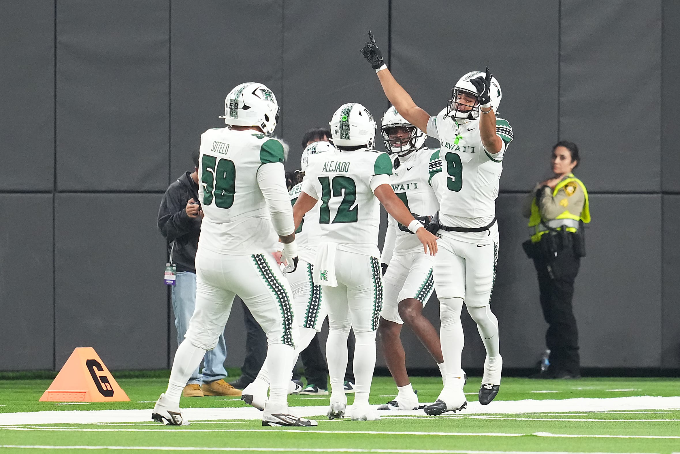 College Football Star Enters Transfer Portal on Christmas - Athlon Sports, image size:2359x1573